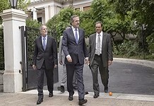 Κυνηγώντας προαπαιτούμενα και ζητιανεύοντας δόσεις