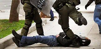 Είναι αδέλφια μας κι εμείς αδελφοκτόνοι