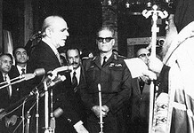 1974: Ορκωμοσία Καραμανλή υπό το άγρυπνο βλέμμα του στρατηγού Γκιζίκη