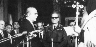 1974: Ορκωμοσία Καραμανλή υπό το άγρυπνο βλέμμα του στρατηγού Γκιζίκη