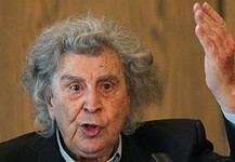 Δήλωση του Μίκη Θεοδωράκη: «Πρέπει να ξεφύγουμε από τα δόντια τους μια για πάντα»