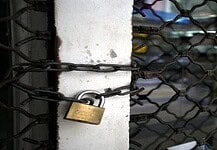 Ρύθμιση προς όφελος τραπεζών και κερδοσκόπων;