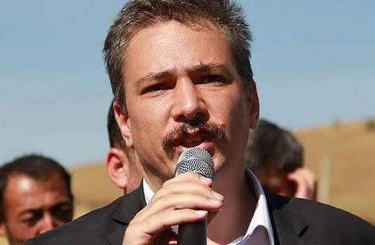 Αλπ Άλτινορς, αντιπρόεδρος του Δημοκρατικού Κόμματος των Λαών (HDP): «Λαβωθήκαμε, αλλά αποκρούσαμε την επίθεση του καθεστώτος Ερντογάν»