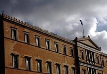 Η χώρα πάσχει σοβαρά από πολιτικό σύστημα