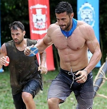 Ποιος αποβλακώνει περισσότερο, το Survivor ή το πολιτικό σύστημα;