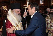 Η άθλια διπλότητα του πολιτικού κόσμου