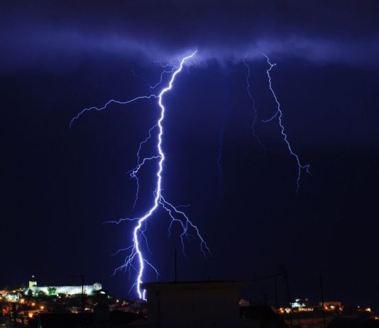 Ό,τι σώσεις μες στην αστραπή καθαρό στον αιώνα θα διαρκέσει