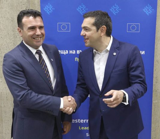 Ο επίσημος πολιτικός κόσμος συμμορφώνεται στις υποδείξεις