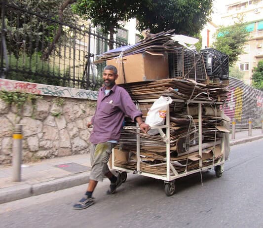 Οι Δυτικοί ακόμα κλωτσάνε τους άλλους, αλλά το γήπεδό τους στενεύει