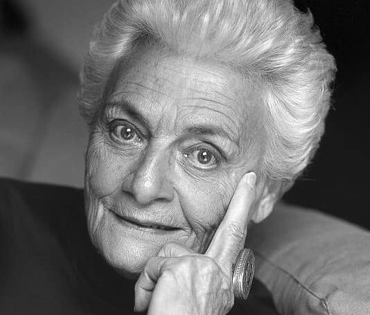 Με όχημα την ποίηση: Ζωή Καρέλλη (1901-1998)