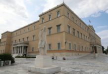 Σε κρίσιμη καμπή