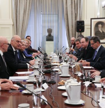 «Μασάζ» για παραχώρηση κυριαρχίας