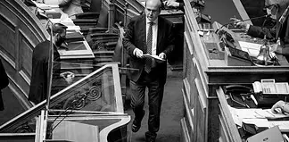 Η σημαδεμένη «μητέρα όλων των μαχών» μέσα και έξω από τη Βουλή