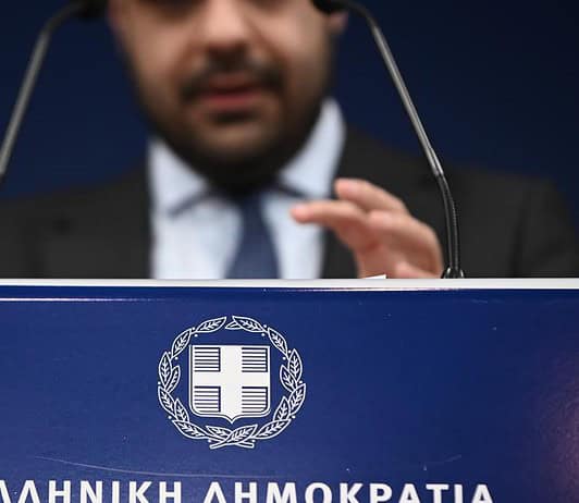 Η κυβέρνηση συνεχίζει ακάθεκτη