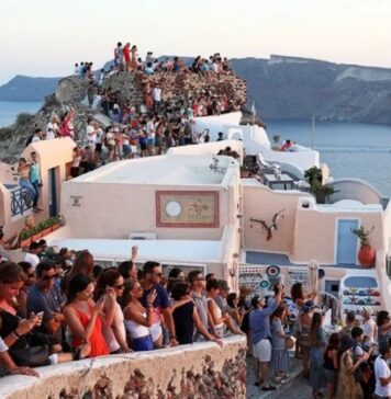 Ο υπερτουρισμός βλάπτει σοβαρά τη χώρα