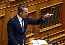 Ο Μητσοτάκης πολώνει και διχάζει για να παραμείνει στο παιχνίδι