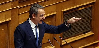 Ο Μητσοτάκης πολώνει και διχάζει για να παραμείνει στο παιχνίδι