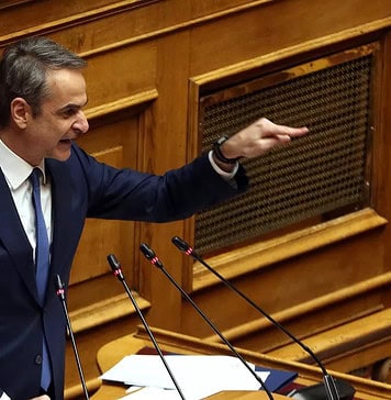 Ο Μητσοτάκης πολώνει και διχάζει για να παραμείνει στο παιχνίδι