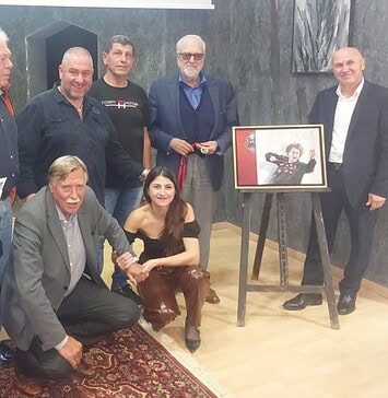 Ο Μίκης και οι «καλλιτέχνες» των γηπέδων