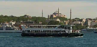 Κωνσταντινούπολη: Στις φτερούγες του Ελληνισμού Στην Πόλη με την Αγία Σοφία στο βάθος… (φωτό Στέλιος Ελληνιάδης)