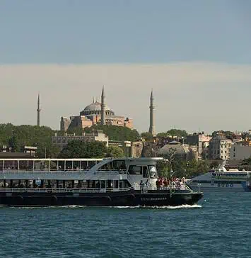 Κωνσταντινούπολη: Στις φτερούγες του Ελληνισμού Στην Πόλη με την Αγία Σοφία στο βάθος… (φωτό Στέλιος Ελληνιάδης)