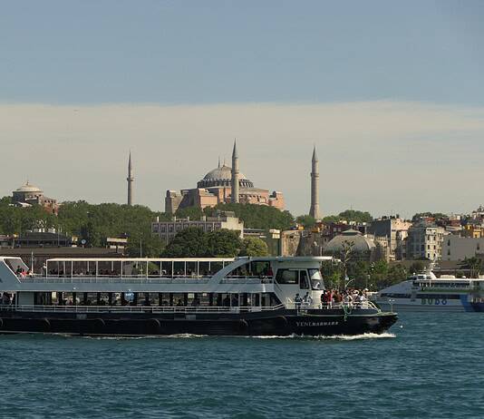 Κωνσταντινούπολη: Στις φτερούγες του Ελληνισμού Στην Πόλη με την Αγία Σοφία στο βάθος… (φωτό Στέλιος Ελληνιάδης)