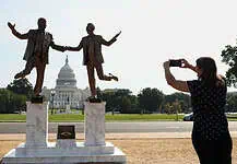 Ο «Βασιλιάς του Κόσμου» Τραμπ με τον Έπστιν!