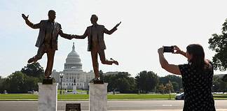 Ο «Βασιλιάς του Κόσμου» Τραμπ με τον Έπστιν!