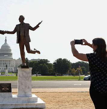 Ο «Βασιλιάς του Κόσμου» Τραμπ με τον Έπστιν!
