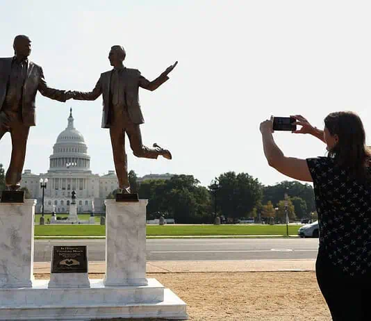 Ο «Βασιλιάς του Κόσμου» Τραμπ με τον Έπστιν!
