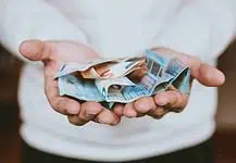 Η κοροϊδίας της αύξησης του κατώτατου μισθού