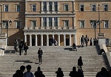 Εν μέσω παρατεταμένης προεκλογικής περιόδου συσκοτίζεται η ουσία