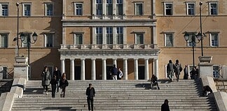 Εν μέσω παρατεταμένης προεκλογικής περιόδου συσκοτίζεται η ουσία