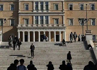 Εν μέσω παρατεταμένης προεκλογικής περιόδου συσκοτίζεται η ουσία