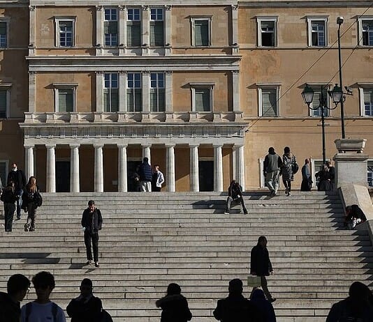 Εν μέσω παρατεταμένης προεκλογικής περιόδου συσκοτίζεται η ουσία