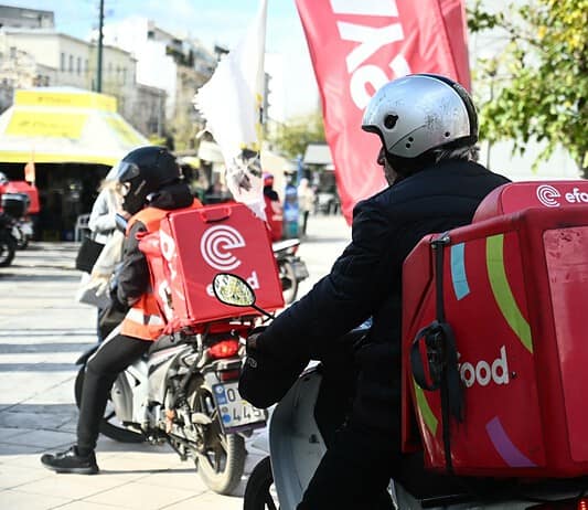 Σε βιτρίνα στο Μανχάταν το efood. Αβεβαιότητα για εργαζόμενους και μικρομεσαίες επιχειρήσεις εστίασης