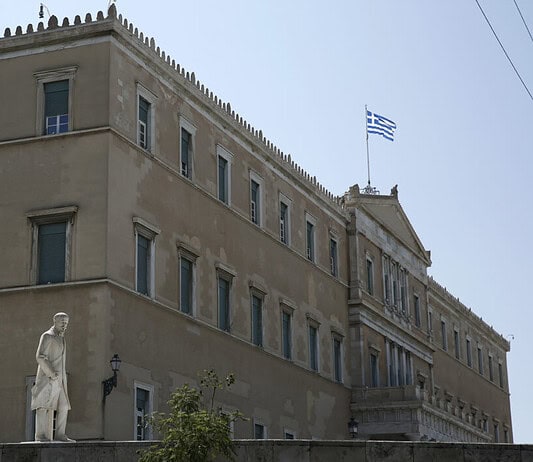 Σε ρυθμούς αναδιάταξης το πολιτικό σκηνικό